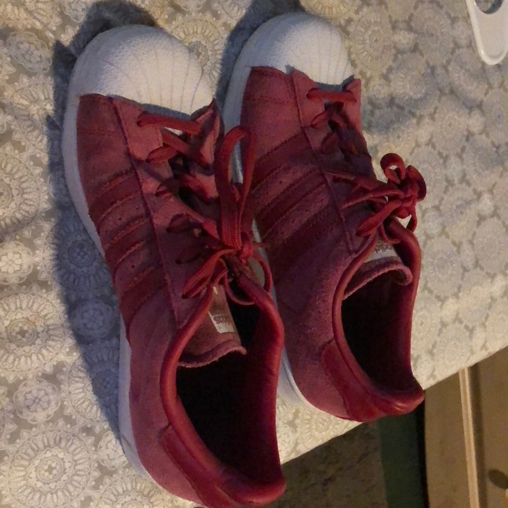 I’m selling a pair of pink addidas shoes